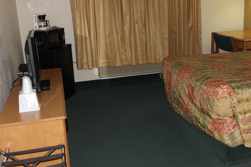 Americas Best Value Inn Grand Forks Exteriör bild