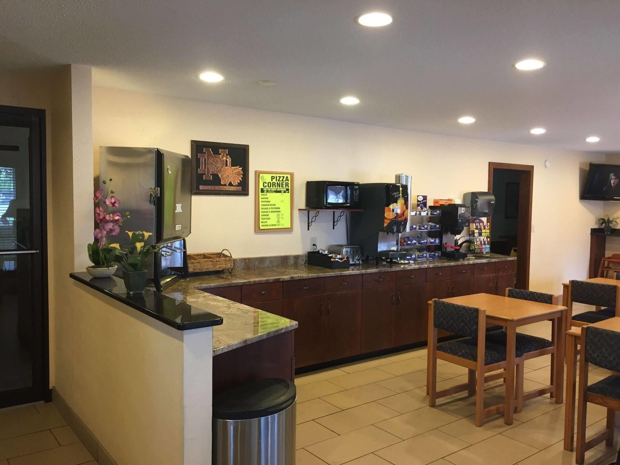 Americas Best Value Inn Grand Forks Exteriör bild